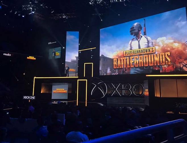 블루홀이 배틀그라운드 e스포츠화에 나선다. 마이크로소프트는 12일 LA에서 열린 게임 전시회 'E3 2017'에서 '배틀그라운드'를 엑스박스원 게임 프리뷰 프로그램에 연내 독점 출시한다고 발표했다. 최종 버전은 2018년 정식 출시될 예정이며 마이크로소프트의 새 콘솔 기기인 '엑스박스원엑스(Xbox One X)'도 지원한다.