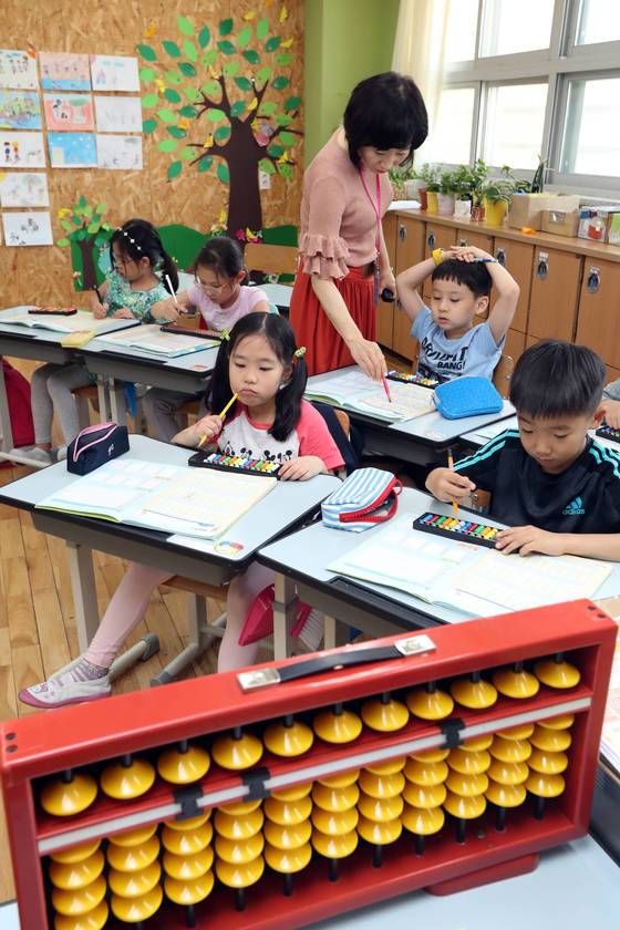 서울 서초구 우솔초의방과후 주산 수업은 늘 신청자가 몰린다.최정동 기자