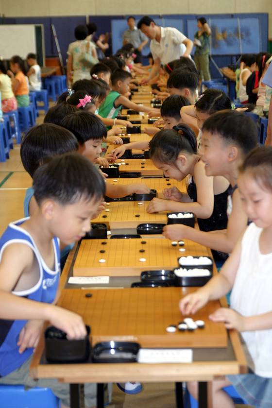 인성 교육과 두뇌 개발을 위해 전교생에게 바둑을 정규과목으로 가르치는 홍진초등학교의 바둑 교육 장면.[중앙포토]