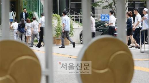 새 대통령이 등장할 때마다 정부조직 개편은 공무원 사회의 최대 화두가 된다. 자신들이 몸담고 있는 조직이 개편 대상에 포함되면 일상업무나 가정생활은 물론이고 인사와 승진 등 모든 면에서 커다란 영향을 받기 때문이다. 정부서울청사에서 근무하는 공무원들이 점심식사를 마치고 사무실로 들어가고 있다.서울신문 DB 새 대통령이 등장할 때마다 정부조직 개편은 공무원 사회의 최대 화두가 된다. 자신들이 몸담고 있는 조직이 개편 대상에 포함되면 일상업무나 가정생활은 물론이고 인사와 승진 등 모든 면에서 커다란 영향을 받기 때문이다. 정부서울청사에서 근무하는 공무원들이 점심식사를 마치고 사무실로 들어가고 있다.서울신문 DB