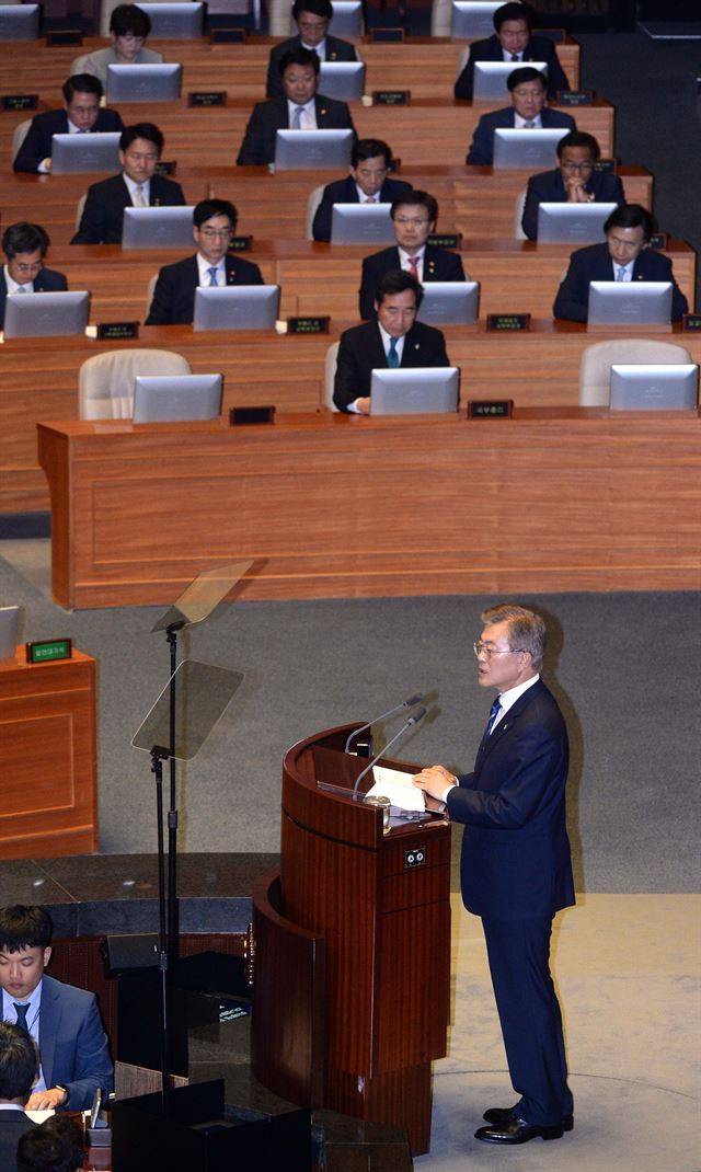 문재인 대통령이 12일 서울 여의도 국회에서 일자리 추경 예산안 관련 시정연설을 하고 있는 모습을 이낙연 국무총리를 비롯한 국무위원들이 지켜보고 있다. 오대근 기자