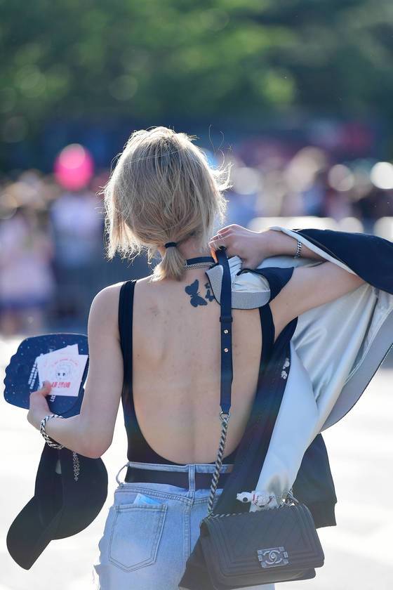 지난 6월 10일 umf 2017 현장에서 포착한 과감한 백-리스(back-less) 패션. [사진 스트리트 사진가 백성원]