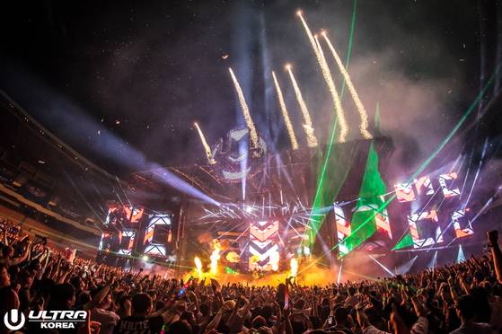 2017 울트라 뮤직 페스티벌 코리아 현장. 화려한 레이저 쇼와 열광적인 분위기가 인상적이다.