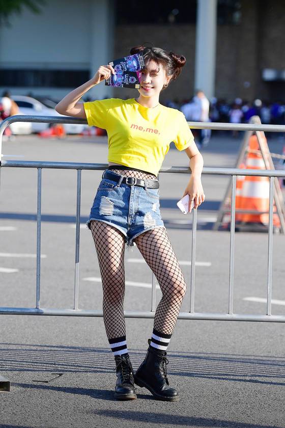 지난 5월 13일 열린 '월드 디제이 페스티벌 2017'에서 포착한 망사 스타킹 패션. [사진 스트리트 사진가 백성원]