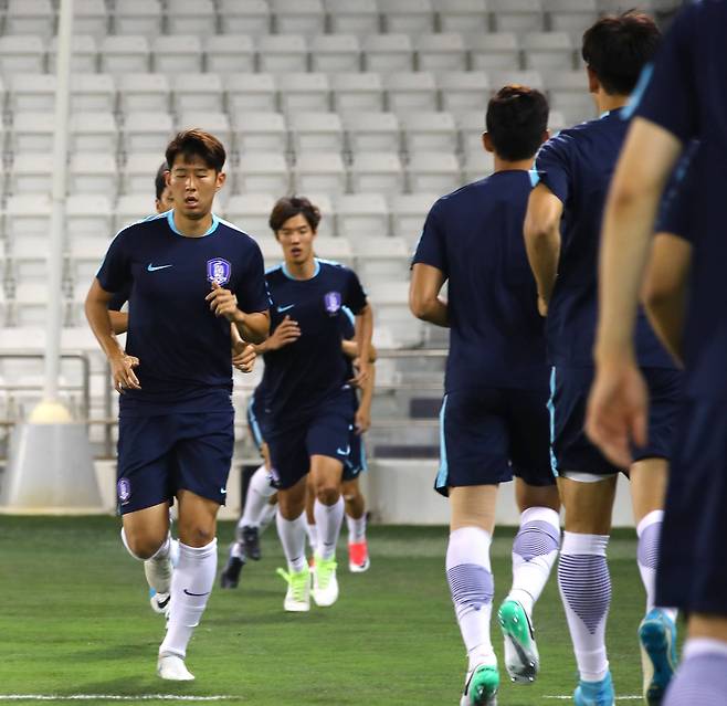 2018 러시아월드컵 최종예선 카타르 전을 하루 앞둔 12일 오후(현지시간) 카타르 도하 자심 빈 하마드 경기장에서 열린 축구국가대표팀 훈련에서 손흥민을 비롯한 동료 선수들이 운동장을 뛰며 컨디션을 점검하고 있다.[연합뉴스]