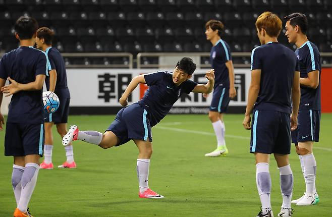 남태희가 12일 오후(현지시간) 카타르 도하 자심 빈 하마드 경기장에서 열린 축구국가대표팀 훈련에서패스 게임을 하고 있다.[연합뉴스]