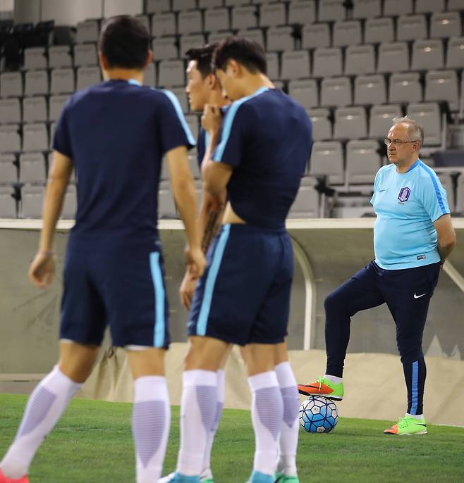 슈틸리케 감독에게 이번 카타르전은 그야말로 결전이다. 12일 오후(현지시간) 카타르 도하 자심 빈 하마드 경기장에서 열린 축구국가대표팀 훈련에서 울리 슈틸리케 감독이 선수들의 연습을 바라보고 있다. [연합뉴스]