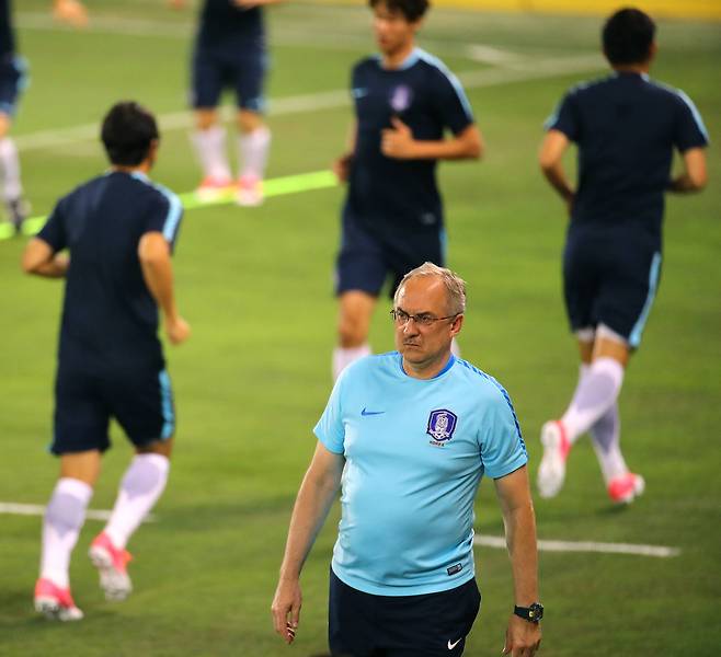슈틸리케 감독이 12일 오후(현지시간) 카타르 도하 자심 빈 하마드 경기장에서 열린 축구국가대표팀 훈련에서 무거운 표정을 한 채 그라운드를 지나고 있다.[연합뉴스]