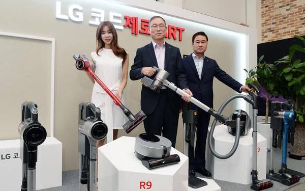 LG Electronics’ H&A division president Song Dae-hyun (center) and domestic sales division president Choi Sang-gyu (right) introduce the company’s new lineup of cordless vacuum cleaners CordZero ART at LG Twin Tower in Yeouido, Seoul, on Monday. [photo by Lee Seung-hwan]
