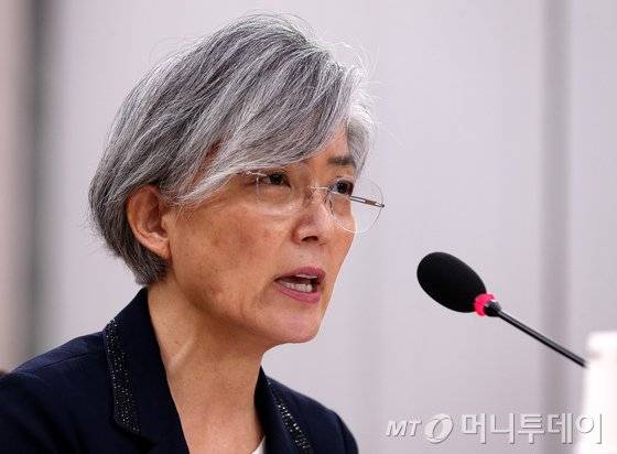 강경화 외교부장관 후보자가 7일 서울 여의도 국회 외교통일위원회에서 열린 인사청문회에서 의원들의 질의에 답하고 있다. /사진=뉴스1