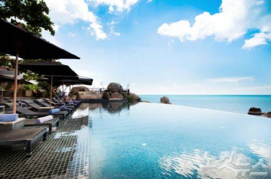 9m 크기의 개별 수영장과 통유리가 있어 아름다운 바다 전망을 감상할 수 있는 코사무이 실라와디 풀빌라. (사진=세일여행사 제공)