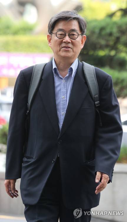 안경환 법무부 장관 후보자가 13일 오전 서울 종로구 적선동 청문회 준비사무실로 출근하고 있다. 2017.6.13