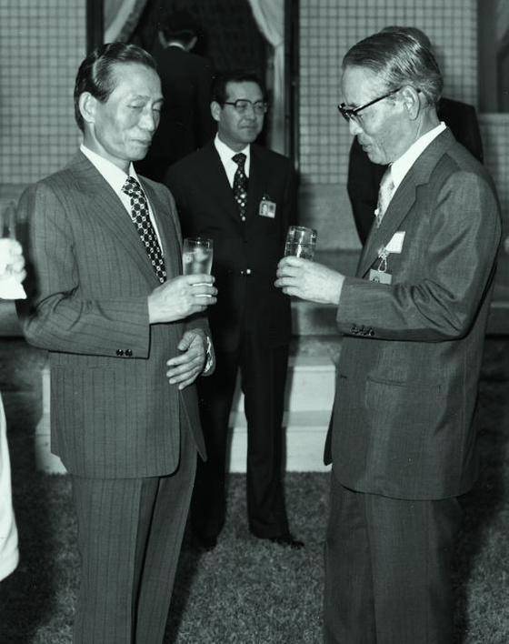 1975년 5월 29일 청와대에서 박정희 대통령이 이병철 삼성그룹 회장(오른쪽)과 이야기를 나누고 있다. 가운데는 김종필 국무총리. 이날 박 대통령은 방위성금을 헌납한 각계 대표를 접견하고 칵테일 파티를 열었다. 박 대통령은 “다소 손해를 보더라도 수출을 계속해주기 바란다”고 당부했다. [사진제공=김종필 전 총리 비서실]