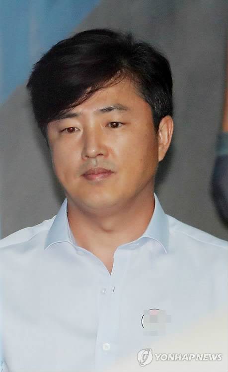 (서울=연합뉴스) 정경재 기자 = 알선수재 및 사기 혐의로 구속된 고영태 씨가 14일 오후 서울 서초구 서울중앙지법에서 열린 2차 공판준비 기일에 출석하기 위해 법정으로 향하고 있다. 고씨는 5월23일 1차 공판준비 기일에 출석해 국민참여재판을 받겠다고 밝혔었다. 2017.6.14      jaya@yna.co.kr