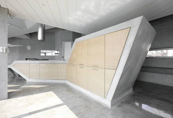 1층 주방. 식탁, 싱크대, 수납공간이 하나로 연결된 일체형이다.