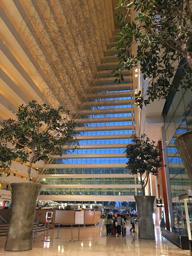 그녀가 철사더미(?)라고 표현한 호텔 로비 전경