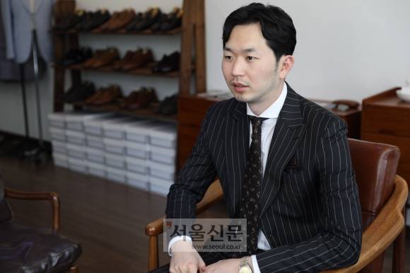 문재인 대통령의 슈트를 제작한 김진성 모데라토 대표가 16일 서울 강남구에 있는 자신의 매장에서 서울신문과 인터뷰를 하면서 전시된 옷과 구두에 대해 설명하고 있다.최해국 선임기자 seaworld@seoul.co.kr