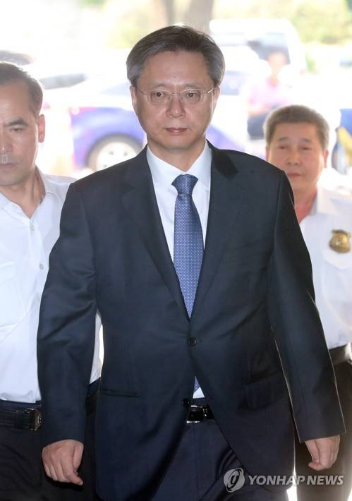(서울=연합뉴스) 최재구 기자 = '국정농단' 사태를 축소·은폐하려 시도한 혐의를 받는 우병우 전 청와대 민정수석비서관이 16일 서울 서초구 서울중앙지법에서 열린 재판에 출석하고 있다.  2017.6.16      jjaeck9@yna.co.kr