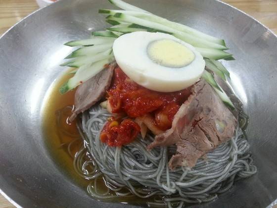 오장동흥남집의 섞임냉면. 간재미무침과 쇠고기를 함께 얹어낸다. 송정 기자