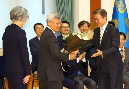 문재인 대통령이 18일 오후 청와대 본관에서  임명장 수여식을 열고  강경화 신임 외교통상부 장관의 남편 이일병 연세대 명예교수에게 꽃다발을 주고있다. 이병주 기자