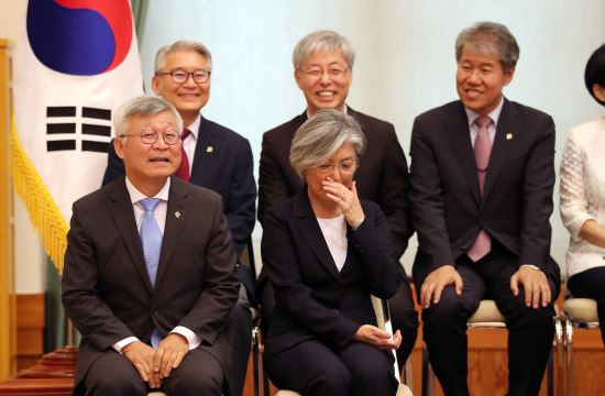 강경화 신임 외교부장관이  18일 오후 청와대에서 임명장을 받기 위해 기다리고 있다. 이병주 기자