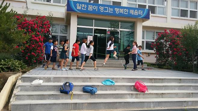 수업전 줄넘기 연습을 하는 아이들 ⓒ하유진