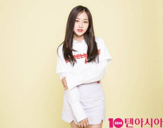 가수 크리샤츄가 서울 중구 청파로 한경텐아시아에서 진행된 인터뷰에 앞서 포즈를 취하고 있다. / 사진=이승현 기자 lsh87@