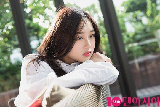 가수 크리샤츄가 서울 중구 청파로 한경텐아시아에서 진행된 인터뷰에 앞서 포즈를 취하고 있다./사진=이승현 기자lsh87@
