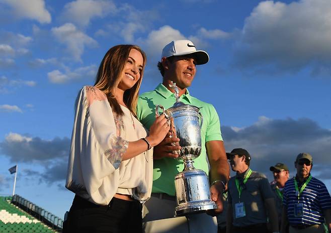 PGA US오픈 골프대회 우승자 브룩스 켑카와 그의 여자친구 제나 심스.[AFP=연합뉴스]