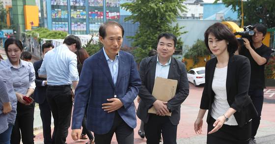 학교폭력 가해자로 지목된 대기업 총수 손자와 연예인 아들을 봐줬다는 의혹이 제기된 서울 숭의초등학교에 대해 교육 당국이 19일 오전 현장조사에 착수해 신인수 초등교육지원과장 등이 해당 학교로 들어서고 있다. [사진 연합뉴스]