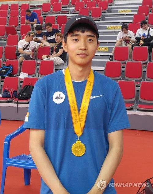 (청주=연합뉴스) 김승욱 기자 = 20일 충북 청주종합사격장에서 열린 '2017 한화회장배 전국사격대회'에서 진종오를 꺾고 50m 권총 우승을 차지한 김청용이 기념촬영하고 있다. 2017.6.20      ksw08@yna.co.kr