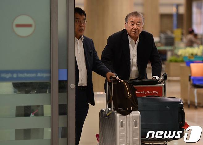 방미(訪美) 발언 논란을 빚은 문정인 대통령 통일외교안보특보가 21일 새벽 동행한 김종대 의원과 함께 인천공항을 통해 귀국하고 있다. 문 특보는 지난 16일(현지시간) 워싱턴DC 우드로윌슨센터에서 가진 특파원 간담회 자리에서 "북한이 핵과 미사일 활동을 중단하면 미국 전략자산 하향 조정과 한미 군사훈련도 축소할 수 있다＂고 밝혔다. 2017.6.21/뉴스1 © News1 오대일 기자