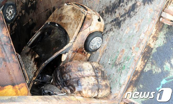 세월호 현장수습본부가 21일 오후 전남 목포 신항에 거치된 세월호 선체 내부를 언론에 최초로 공개했다. 세월호 화물칸에 차들이 뒤엉켜 있다. 217.6.21/뉴스1 © News1 남성진 기자