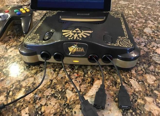 닌텐도64 안에 PC를 넣은 개조 버전