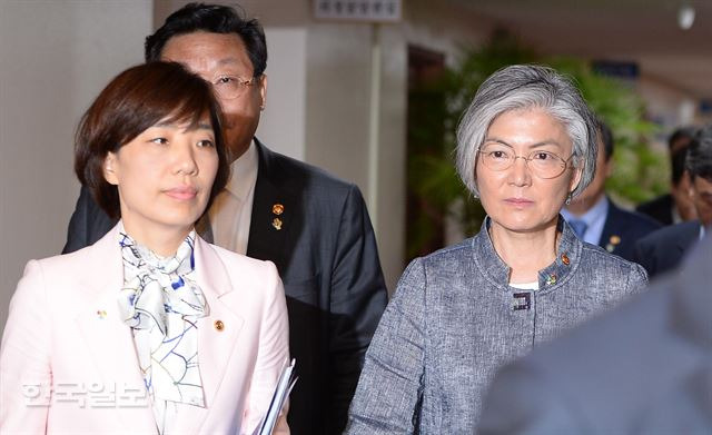 강경화(오른쪽) 외교부 장관이 20일 오전 서울 세종로 정부서울청사에서 열린 국무회의에 처음으로 참석하고 있다. 류효진 기자