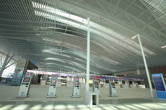 내부 공사가 진행 중인 인천공항 제2여객터미널. [사진 인천공항공사]