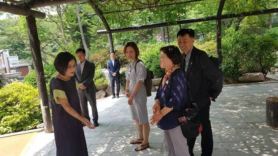 이낙연 총리의 부인 김숙희 여사가 20일 고 백남기 씨의 유족을 서울 종로 삼청동 총리공관에 초대해 위로했다. 사진 총리실