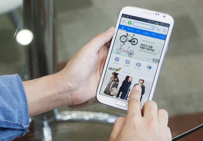 [사진설명=한 소비자가 모바일을 통해 상품을 구매하는 모습.]