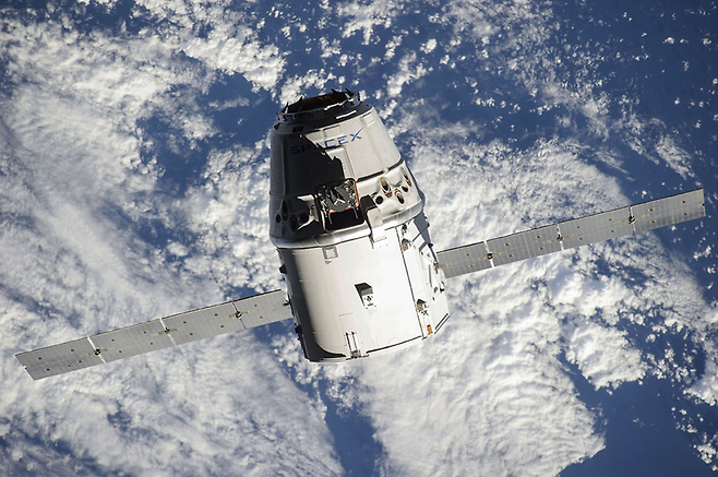 지난 2014년 9월23일 SpaceX가 발사한 화물 우주선 '드래곤'의 화물 캡슐이 국제우주정거장(ISS)을 향해 이동하고 있다. 이 캡슐은 이후 다른 보급 우주선에서 재사용됐다. ⓒ 사진=연합뉴스