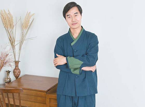 대진직물이 ‘한산모시를 활용한 자카드제품 글로벌 명품화사업’에 참여해 개발한 현대모시 생활한복. [사진 공주대학교 산학협력단]