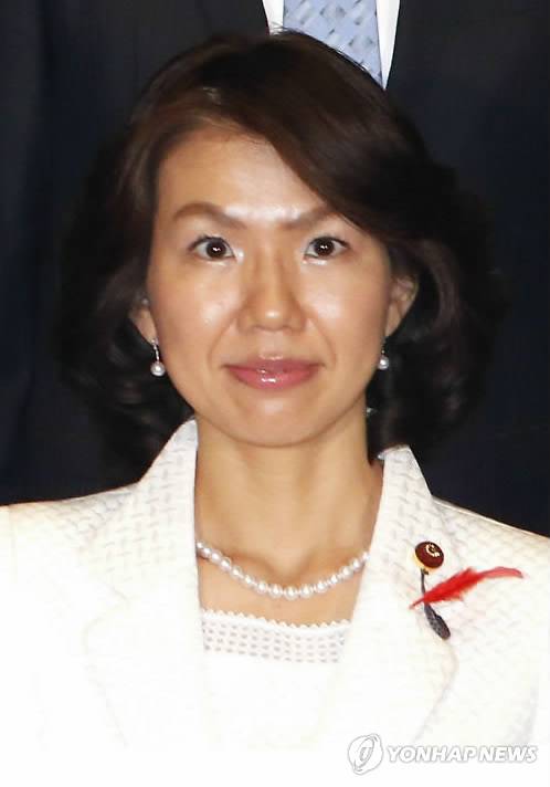 (도쿄 교도=연합뉴스) 사학스캔들로 지지율 급락을 겪고 있는 아베 신조(安倍晋三) 일본 정권에 이번에는 여당 의원의 비서 폭행 의혹이라는 악재를 겪게 됐다. 22일 NHK에 따르면 주간신조(週刊新潮)는 사이타마(埼玉)현을 지역구로 둔 2선 중의원인 도요타 마유코(豊田眞由子·43·사진) 의원이 지난 18일까지 정책비서였던 55세 남성을 반복해서 때기고 폭언을 퍼부었다고 보도했다. 2017.6.22