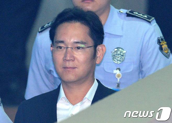 ‘최순실 게이트’에 연루돼 구속 수감 중인 이재용 삼성그룹 부회장이 3일 오전 서울 서초구 서울중앙지법에 도착해 재판에 출석하고 있다. 오늘은 이 부회장의 50번째 생일날이다. 2017.6.3/뉴스1 © News1 박지혜 기자