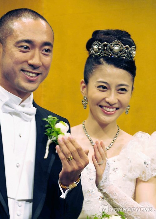 (도쿄 교도=연합뉴스) 암 투병생활을 블로그에 게재하며 일본 사회에서 반향을 불러일으켰던 고바야시 마오(小林麻央·오른쪽)씨가 별세했다고 일본 언론이 23일 보도했다. 사진은 2010년 결혼 당시 모습. 2017.6.23      jsk@yna.co.kr