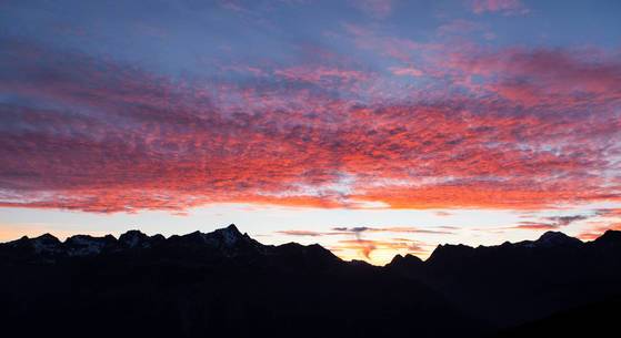 스위스 생모리츠, 해발 2456m에 위치한 파노라마 레스토랑에서 본 낙조. 3000~4000m 급 고봉 위로 붉게 물든 구름이 춤추는 듯 시시각각 다른 장관을 연출했다.