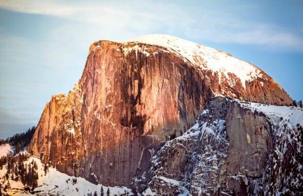 요세미티의 상징 하프 돔. 해발 2694m의 높이를 자랑하며 화강암 덩어리를 반으로 정교하게 베어낸 듯한 모습이 압권이다. 일몰 때 빛이 바위 외벽에 부딪히며 만들어내는 풍경이 특히 장관이다.