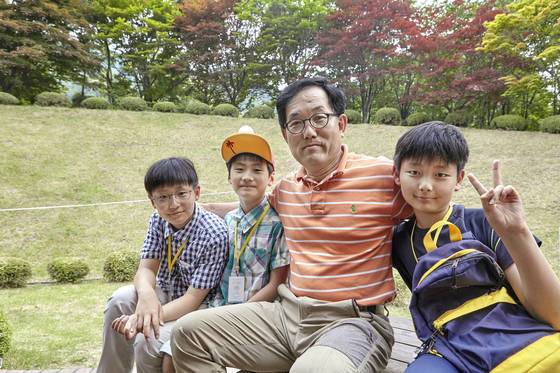 소중 학생기자단이 곤충 전문가 이승환 교수(왼쪽에서 셋째)를 만나 해충에 대한 이야기를 들어봤다. (왼쪽부터) 박준혁·박민혁·이웅찬 학생기자.