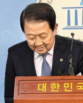 박주선 비대위원장, 고개 숙여 사과 - 박주선 국민의당 비상대책위원장이 26일 국회 정론관에서 기자회견을 갖고 “지난 대선 당시 공개했던 ‘문재인 대통령의 아들 준용씨가 고용정보원에 채용될 때 청와대 압력이 있었다’는 내용의 증언 녹취록은 조작된 것이었다”며 고개를 숙이고 있다. /이덕훈 기자