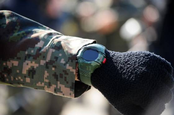 NFC 기능이 내장 된 스마트워치를 이용해 훈련 중 출석체크는 물론 식권을 대신하기도 한다. [사진 국방부]