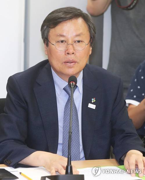 (성남=연합뉴스) 홍기원 기자 = 도종환 문화체육관광부 장관이 27일 오후 경기도 성남시 분당구 글로벌게임허브센터에서 열린 게임산업 현장 간담회에서 발언을 하고 있다. 2017.6.27 xanadu@yna.co.kr