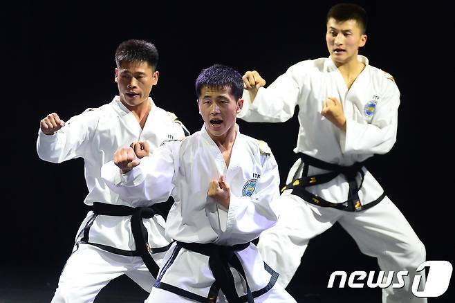 국제태권도연맹(ITF) 북한 시범단이 28일 오후 서울 강남구 역삼동 국기원에서 시범을 보이고 있다. 2017.6.28/뉴스1 © News1 임세영 기자